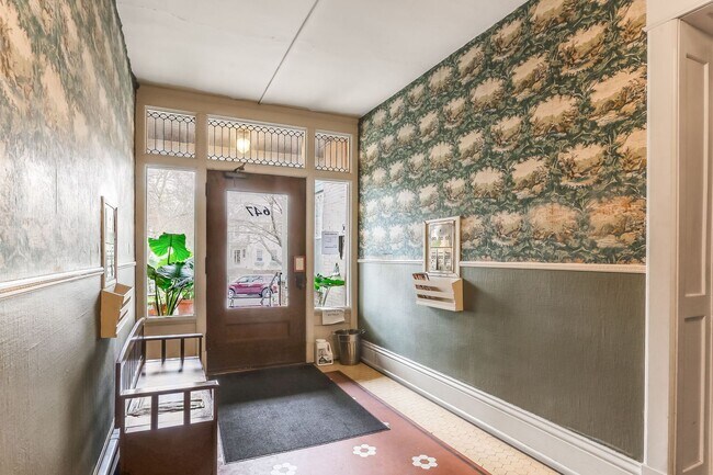 Building Photo - Stunning 3 bedroom main floor unit in prime Saint Paul location.