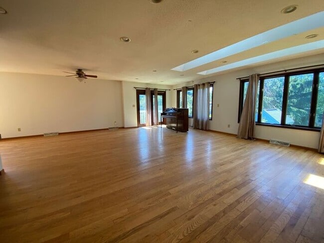 Building Photo - $2,700 | 4 Bedroom, 3.5 Bathroom Home | Pe...