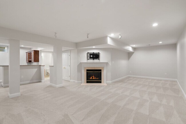Building Photo - Stunning 4 level detached home close to the Mosaic District in Fairfax!