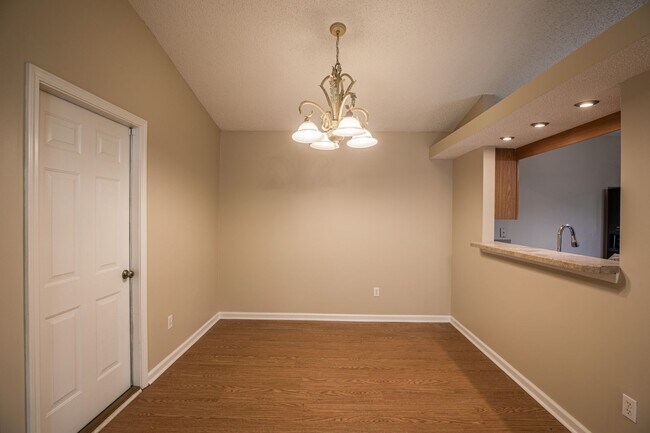 Building Photo - HIllcrest