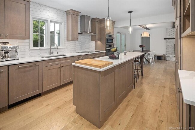 Building Photo - 33 Riverfield Dr