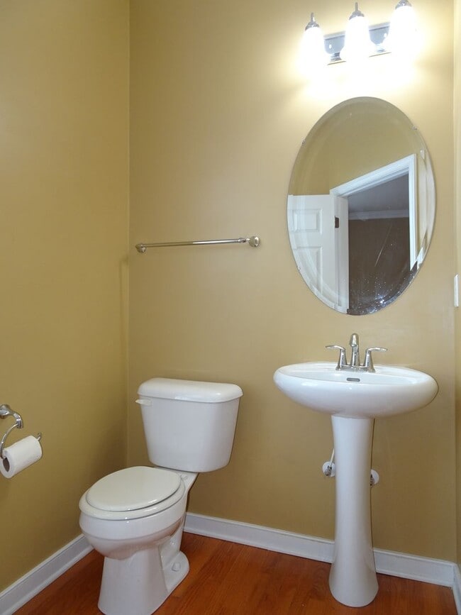 Building Photo - 4 Bedroom 3.5 Bath 3 Story Townhome for Re...
