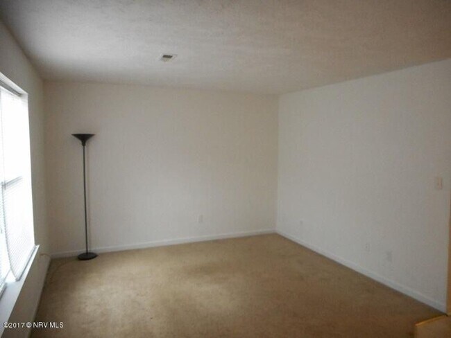 Building Photo - Spacious Home in Prime Blacksburg Location!