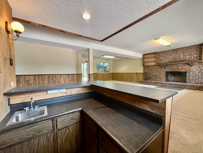Building Photo - 4 Bedroom Bi Level Home in Rockrimmon