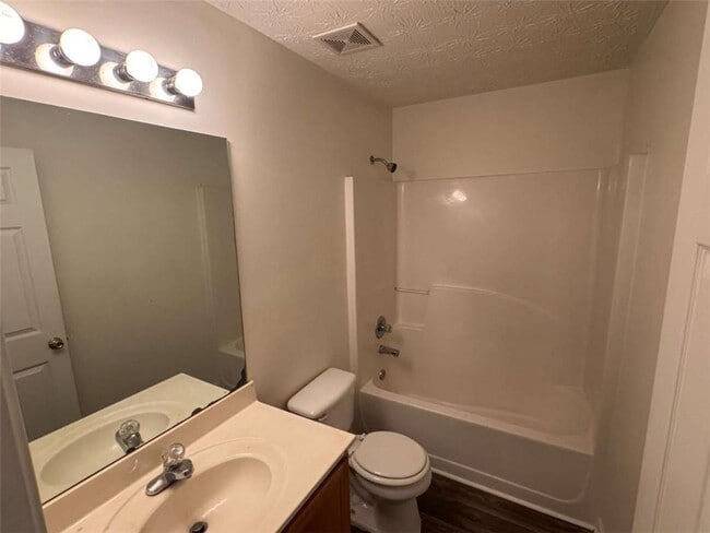 Building Photo - 356 Springbottom Dr SE