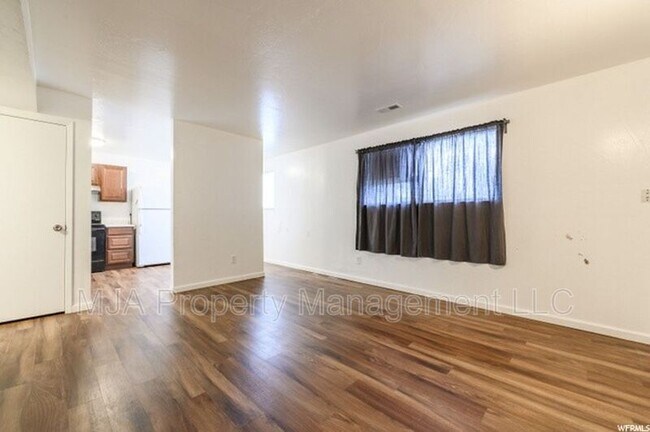 Building Photo - 2523 S Lakecrest Dr