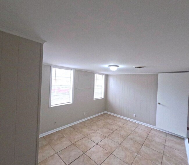 Building Photo - Renovated 4 Bed 1 Bath