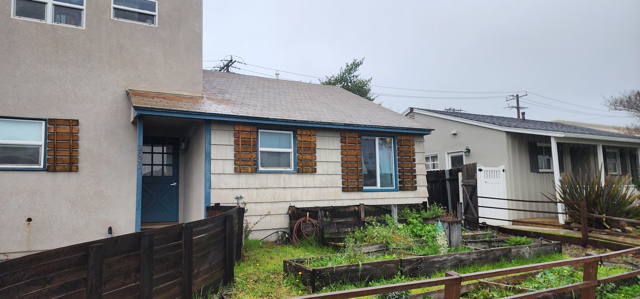 Private entrance - 2631 E Ocean Ave