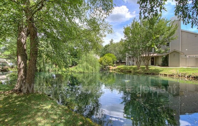 Building Photo - 2555 Stockbridge Dr