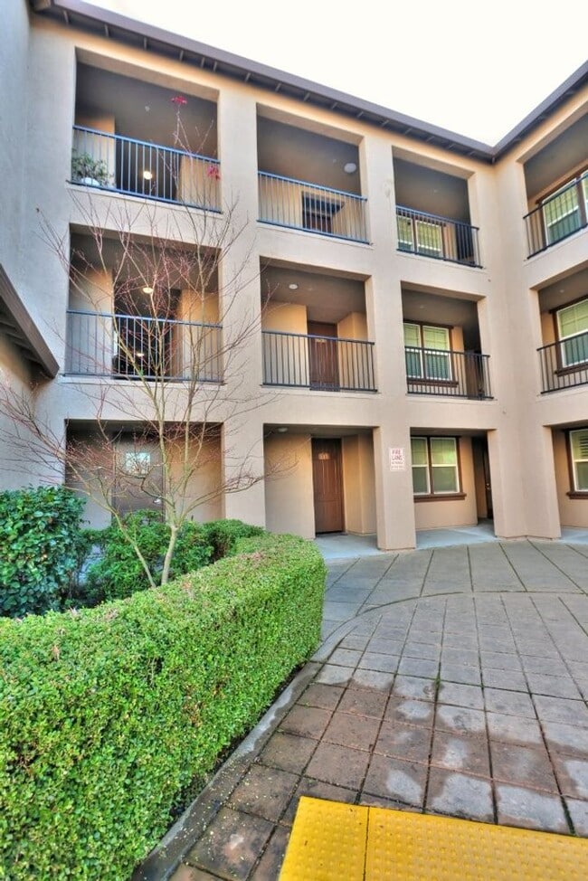 Building Photo - Beautiful Condo in Gated Community for Rent!