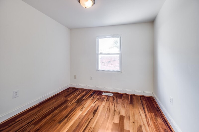 Building Photo - 729 10th St NE