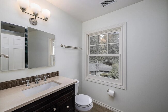 Building Photo - Experience the Charm of a Portland Heights...