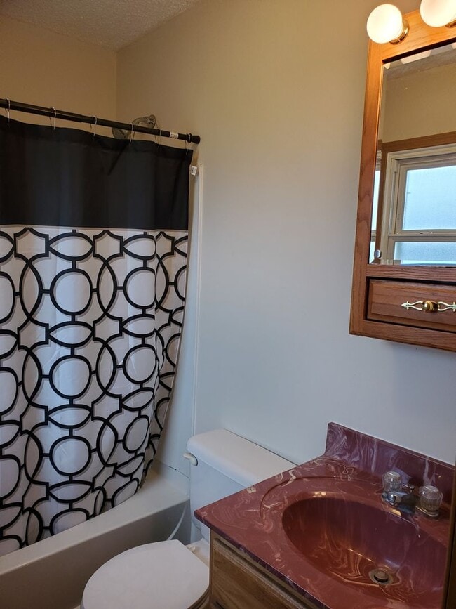 Building Photo - 1 Bedroom, 1 Bath Townhouse in LeClaire, IA