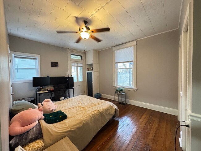 Building Photo - 5 Be/ 2 Bath on Fairview mins. from UC Campus Only $595/pp ($2,975/mo) + Free Wifi!