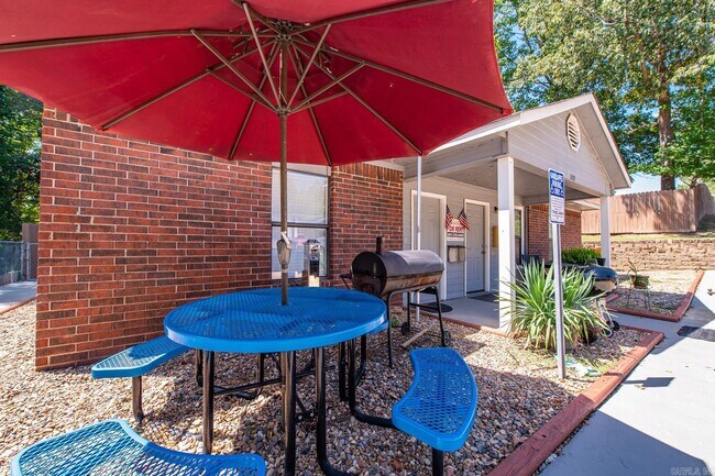 Building Photo - 1309 Country Oaks Dr