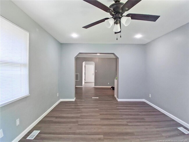 Building Photo - 1086 Essex Pl