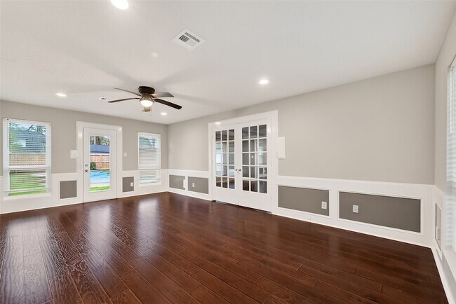 Building Photo - 2402 Oak Shores Dr