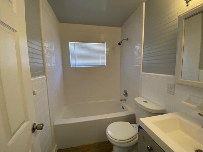 Building Photo - 2613 Drake Dr