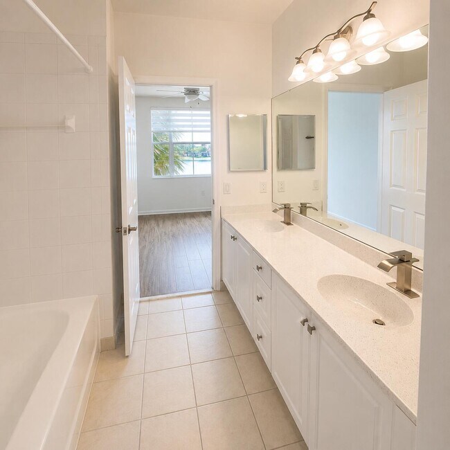 Building Photo - 4404 SW 160th Ave