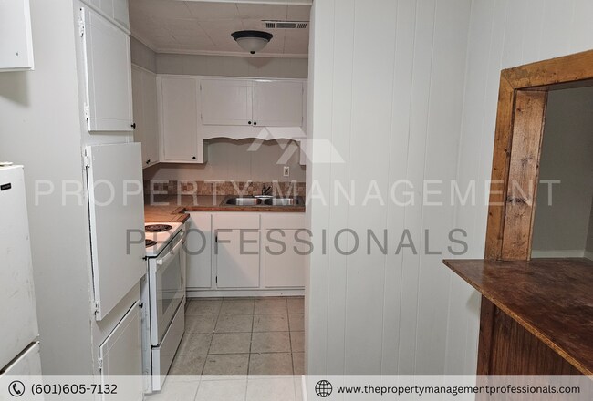 Building Photo - Renovated Ready to Rent