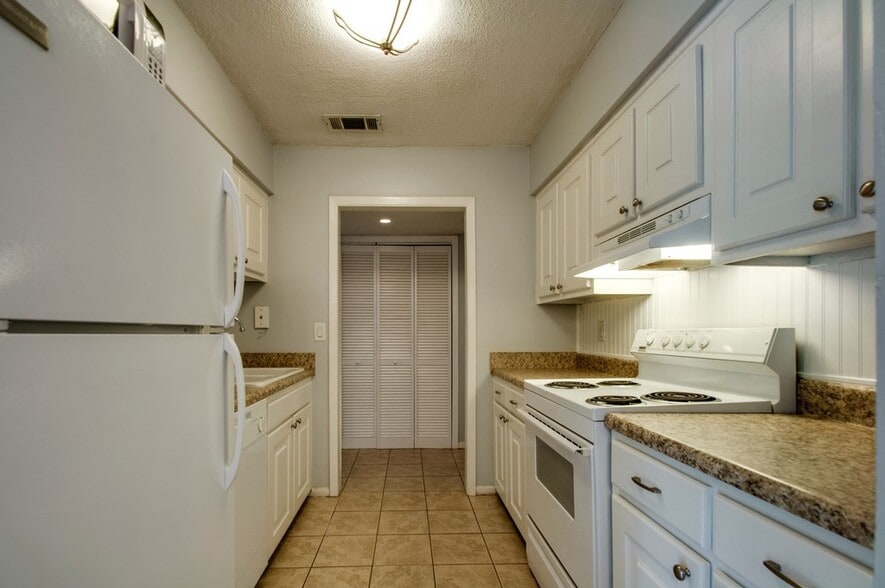 Building Photo - 515 Basswood Ave