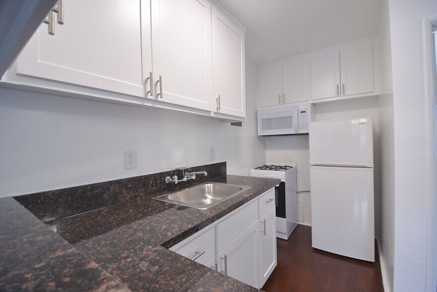 Building Photo - 10645 Valley Spring Ln