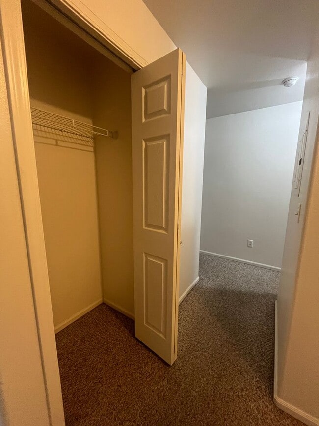 Building Photo - 2-Bedroom 1-Bathroom Apartment in 3 unit b...