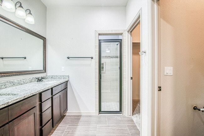 Building Photo - Beautiful 3 bed-2 baths with Casa Club/Gym...