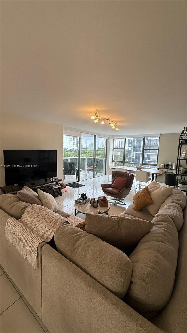 Building Photo - 3625 N Country Club Dr