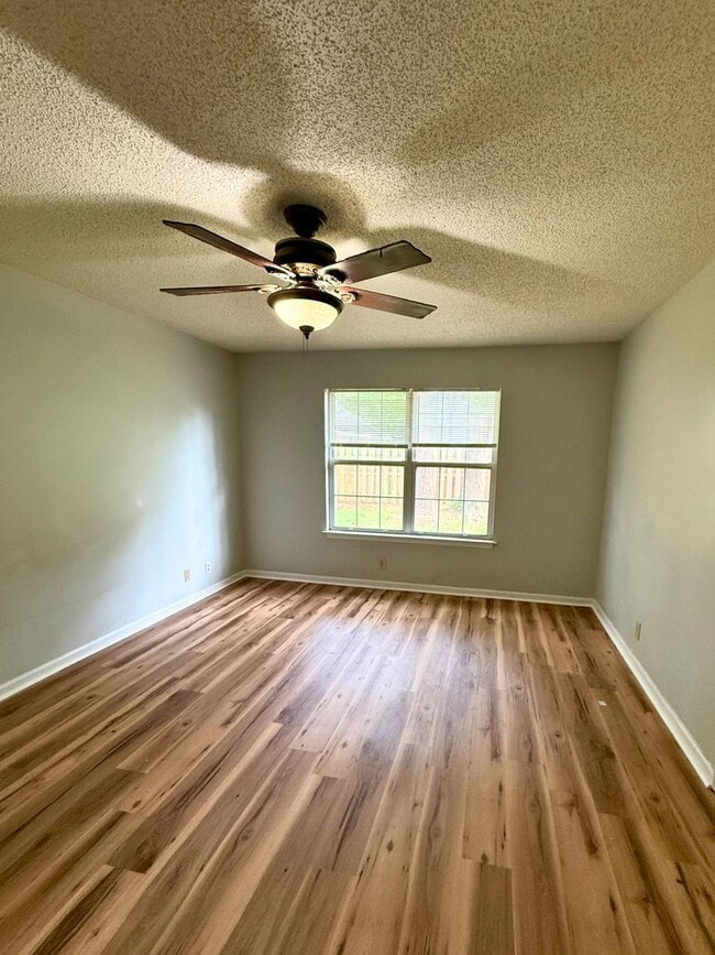Building Photo - 4/2 with access to Community Amenities