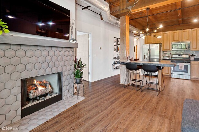 Building Photo - 1740 N Maplewood Ave