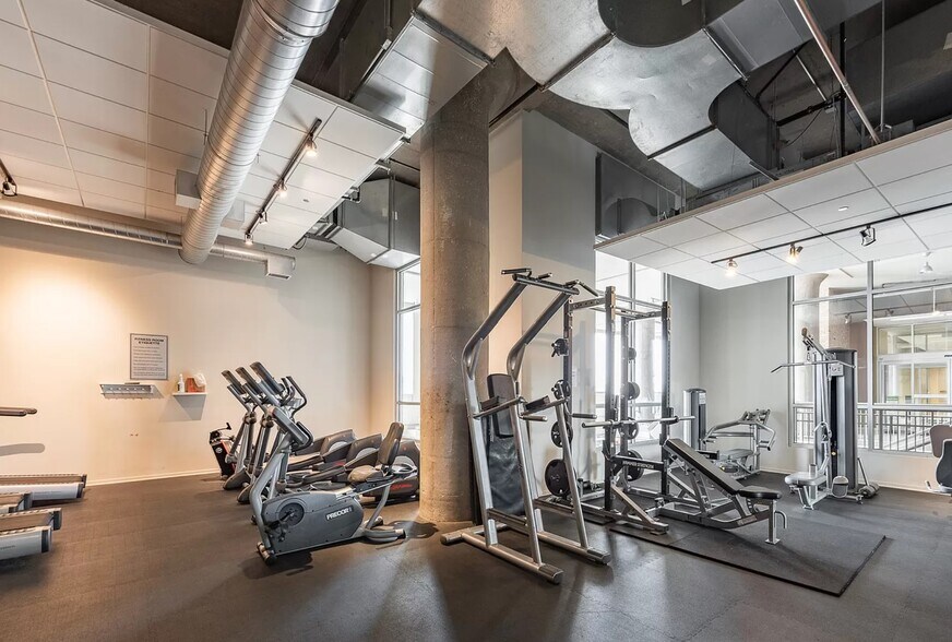 Building Photo - 519 N Clark St