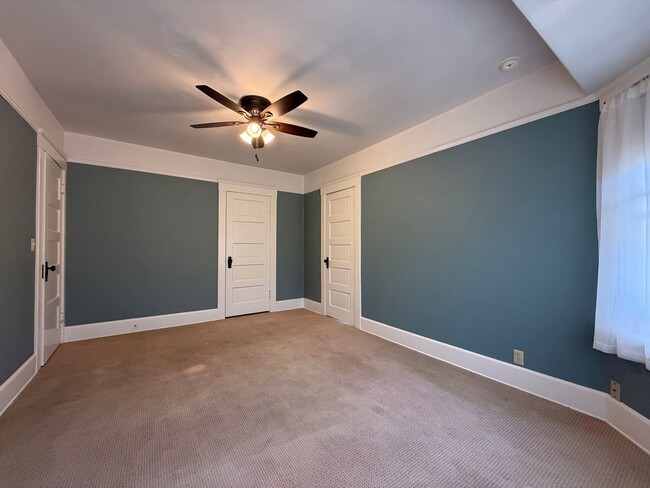Building Photo - Fabulous Bankers Hill location 3 Bedroom Top-floor duplex unit