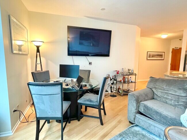 Building Photo - 600 N Kingsbury St