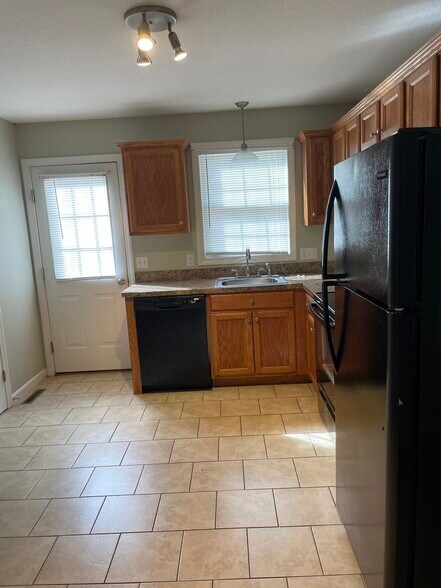 Kitchen - 2020 Palmer Rd