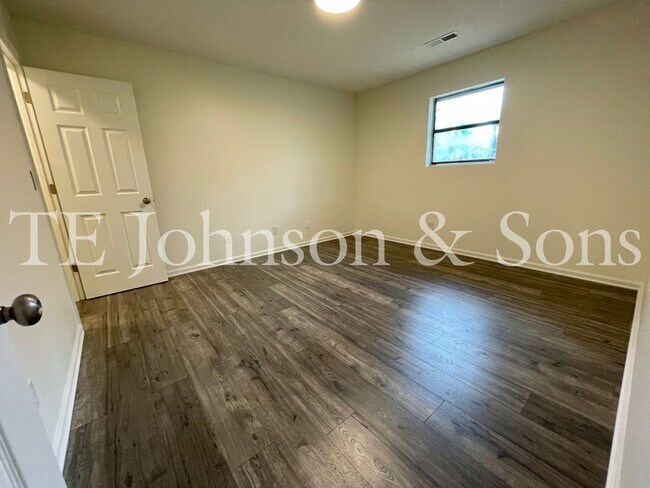 Building Photo - See This Renovated 2 Bedroom In Green Oaks!