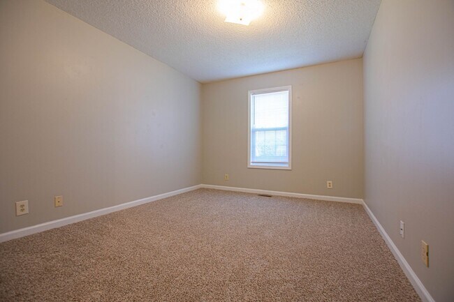 Building Photo - Pet Friendly Three Bedroom!