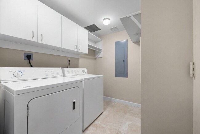 Building Photo - 333 Las Olas Way