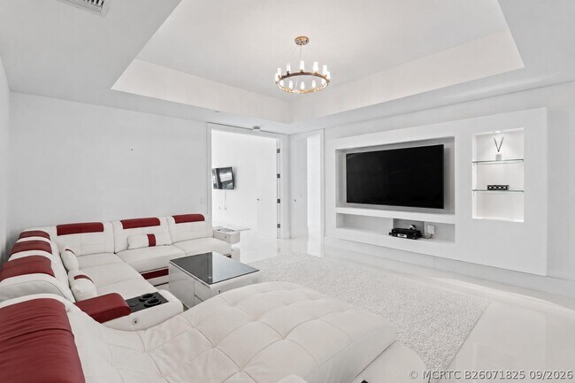 Building Photo - 5959 Collins Ave