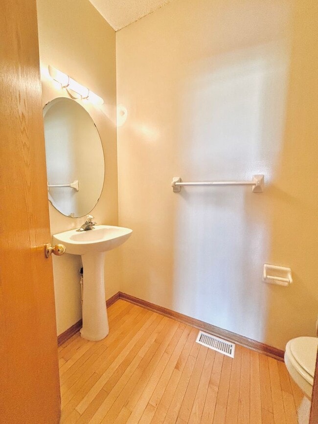 Building Photo - Spacious 3bed Townhome in Coon Rapids.  FI...