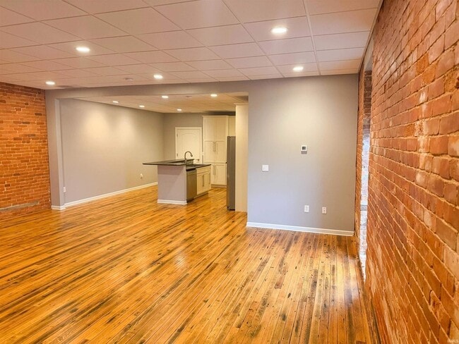 Building Photo - 623 1/2 Main Street Unit