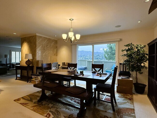 Building Photo - 4 bed, 2.5 bath top floor corner unit cond...