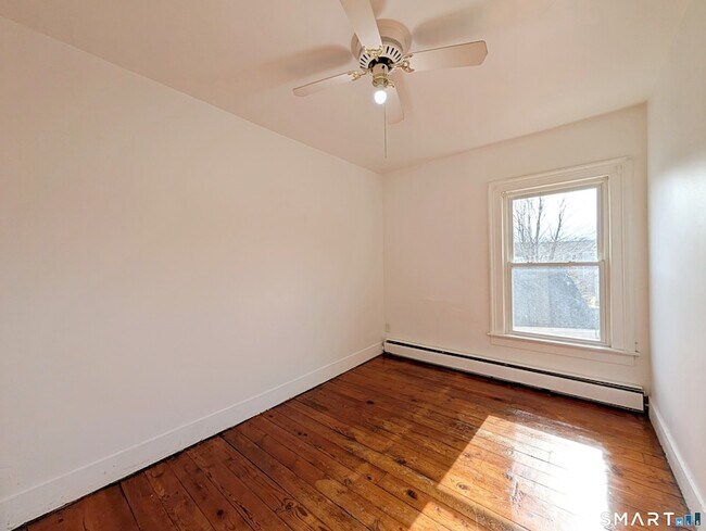 Building Photo - 102 Elm St