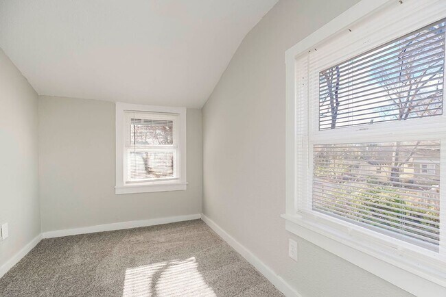 Building Photo - Spacious 5-Bedroom Home with 2 Full Bathro...