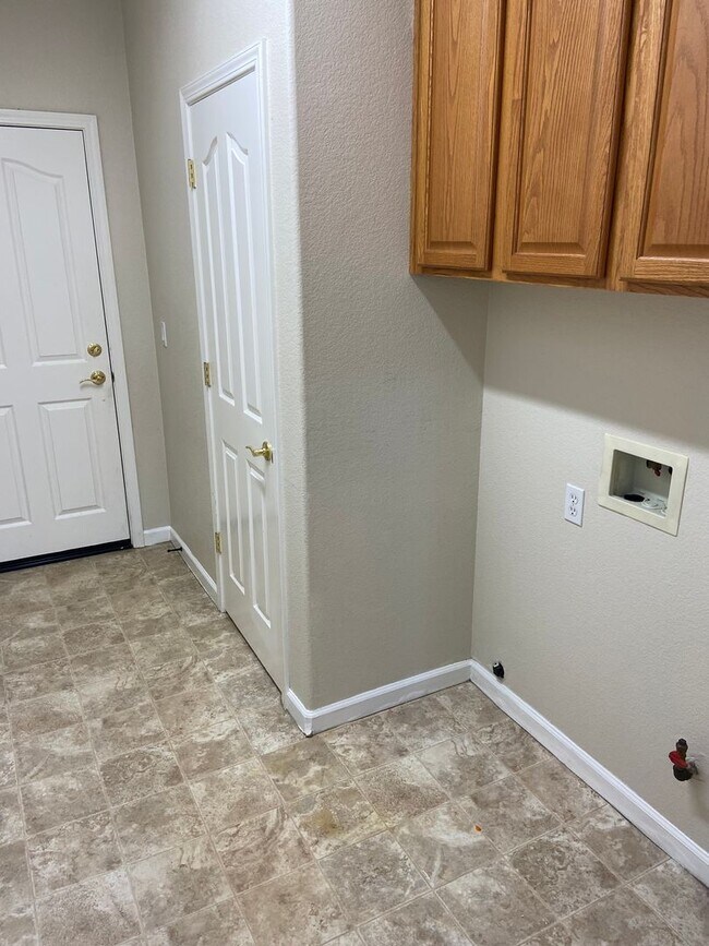 Building Photo - Spacious 4Bdrm, 2.5 bath off Sheldon & Hwy 99