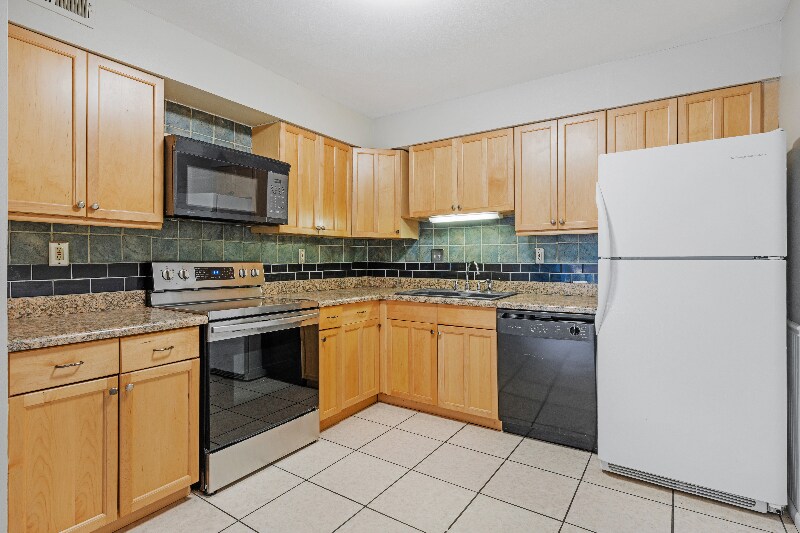 Building Photo - 700 Ridgeside Dr