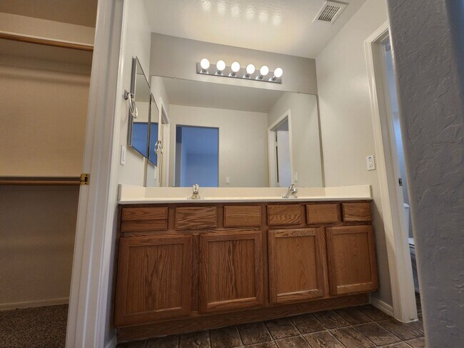 Building Photo - Promotion!  4 Bed 2.5 Bath Home with Split...