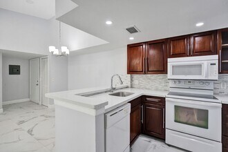 Building Photo - Renovated and Updated 2 Bed, 2 Bath Condo ...