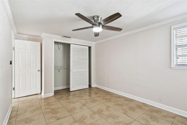 Building Photo - 6817 N Sterling Ave