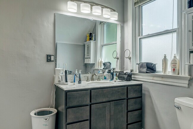 Building Photo - 6415 Cates Ave